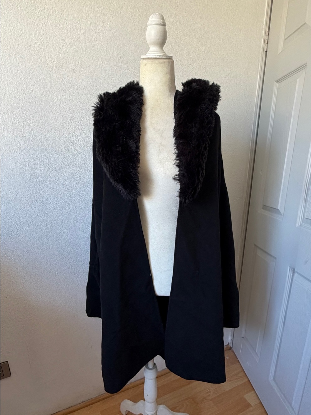 Zara Black Wool Blend Faux Fur Trim Hooded
Cape Coat Jacket Size Medium
